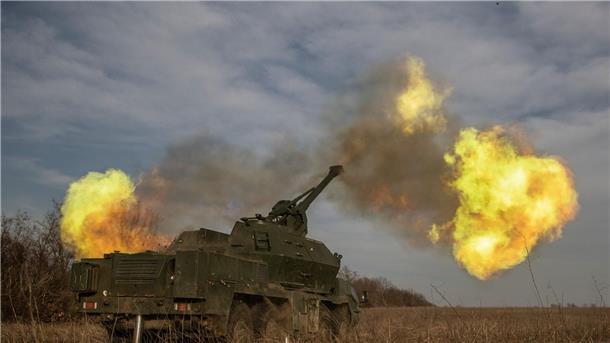 Die ukrainische 152-mm-Panzerhaubitze Dana feuert auf russische Stellungen in der Region Donezk.