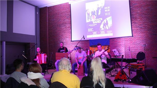 Die ukrainische Band "Bryasts Band" auf der Bühne vor Publikum in der Feldhofhalle