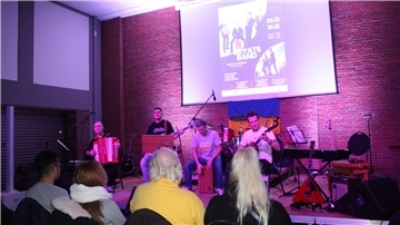 Die ukrainische Band "Bryasts Band" auf der Bühne vor Publikum in der Feldhofhalle
