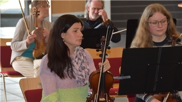 Die ukrainische Geflüchtete Olena Andreyko (links) aus Charkiw probt als Violinistin zum ersten Mal mit dem Nordsee-Sinfonieorchester.