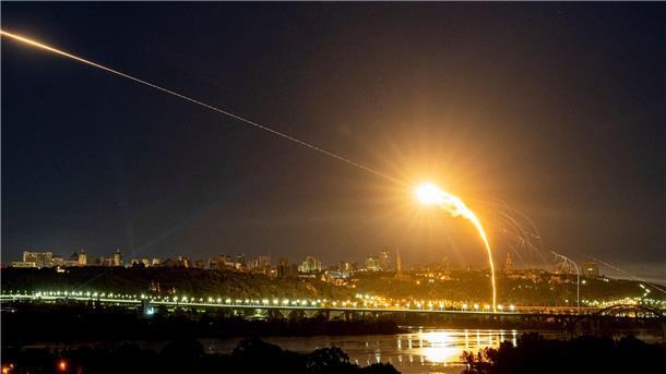 Die ukrainische Luftabwehr fängt beim dritten russischen Luftangriff auf die ukrainische Hauptstadt innerhalb der letzten 24 Stunden eine Shahed-Drohne in der Luft ab.