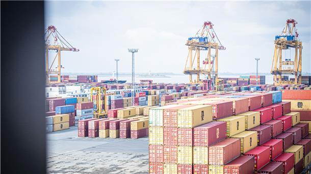 Die Umschlagzuwächse an der Stromkaje sind zweistellig. Eurogate will nun sogar weitere Van-Carrier-Fahrer einstellen. Und es ist nun klar, dass die Umstrukturierung des Unternehmens ohne Kündigungen gelingen kann.