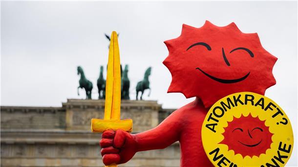 Atomausstieg vollzogen - Historischer Tag für Deutschland Die Umweltorganisation Greenpeace feiert den Atomausstieg mit einer Aktion am Brandenburger Tor.