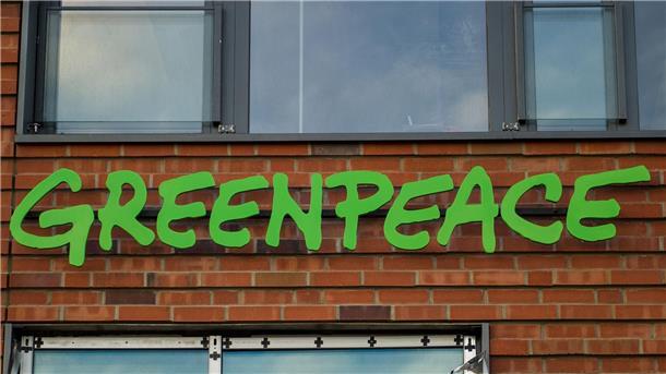 Tankerliste: Greenpeace warnt vor russischer Schattenflotte Die Umweltschutzorganisation warnt vor den Umweltrisiken alter Tanker, die russisches Rohöl auf der Ostsee transportieren.