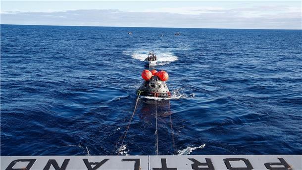 Nasa-Mondmission: „Artemis 1“ auf Erde zurück Die unbemannte „Orion“-Kapsel der Nasa-Mondmission „Artemis 1“ wird zur U.S.S. Portland geschleppt.