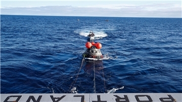 Die unbemannte „Orion“-Kapsel der Nasa-Mondmission „Artemis 1“ wird zur U.S.S. Portland geschleppt.