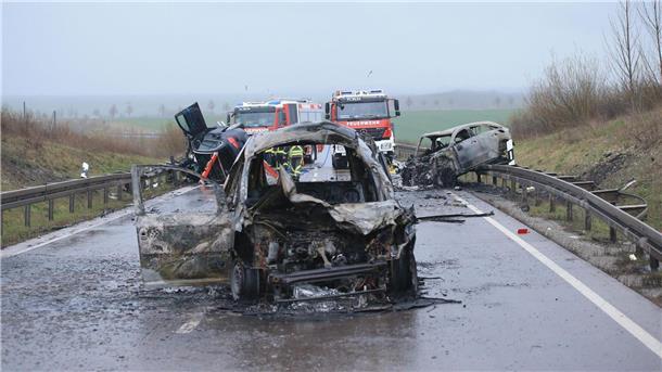 Die Unfallstelle auf der B247. Drei Fahrzeuge waren beteiligt.