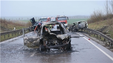 Die Unfallstelle auf der B247. Drei Fahrzeuge waren beteiligt.