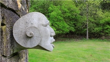 Die ungefähr 60 Werke in Kramelheide sollen wieder in neuem Glanz erstrahlen. Der Skulpturenpark Kramelheide ist etwas in die Jahre gekommen – das soll sich ändern. Auf dem Gelände der AWO Bremerhaven im Beverstedter Ortsteil Wellen – auf dem auch das Seminarhaus Kramelheide und der Sprachheilkindergarten beheimatet sind – tut sich was. Roland Peuthert ist gelernter Restaurator im Handwerk und arbeitet ehrenamtlich am Erhalt der verbliebenen Objekte.