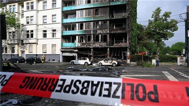 Bild der Verwüstung: Drei Tote nach Brand in Düsseldorf Die Unglücksstelle ist mit Trümmern übersät.