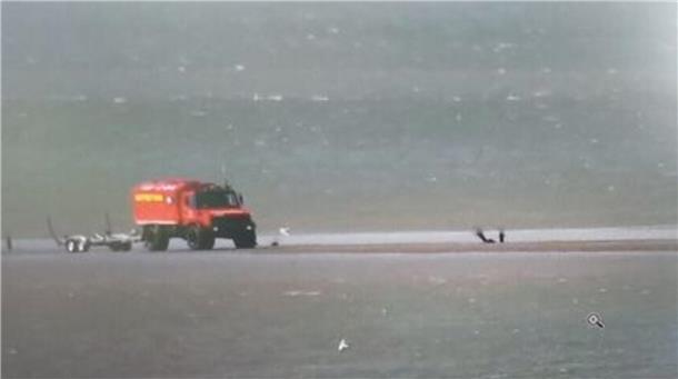 Einsatz im Watt vor Cuxhaven: Junge Männer auf dem Weg von Neuwerk in Not Die Unimogs der Berufsfeuerwehr und der DLRG auf dem zum Teil bereits überfluteten Wattenweg.
