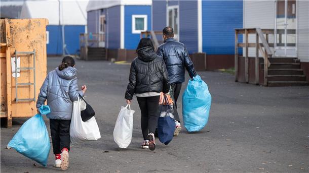 Was wollen Bund und Länder in der Migrationspolitik ändern? Die Unterbringung einer größeren Zahl von Asylsuchenden in Gemeinden mit wenigen Einwohnern sorgt mancherorts für Spannungen.