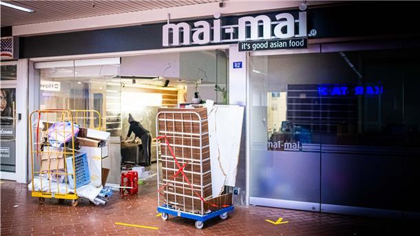 Die Untermieter von Karstadt in Bremerhaven müssen raus: In der leeren Passage wird nur in einigen Geschäften noch geräumt.