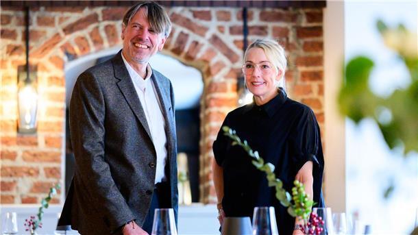 Die Unternehmerin Antje Blumenbach und Unternehmensberater Stefan Ennen eröffnen am Wochenende das 600 Jahre alte Hotel Heidkrug in der Altstadt wieder.