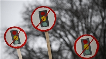 Die Unzufriedenheit mit der Ampel-Koalition ist groß - spürbar war das auch bei den Bauernprotesten in Berlin, wo Schilder mit durchgestrichenen Ampeln zu sehen waren. Doch sollte es eine Neuwahl geben?