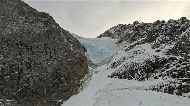 Die Urlauber wurden beim Aufstieg zur mehr als 3.500 Meter hohen Vertainspitze von der Schneelawine erfasst.