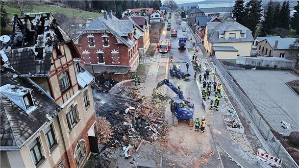 Die Ursache für den Brand ist bisher unklar, nach Polizeiangaben nahmen Anwohner „zunächst eine laute Explosion wahr“.