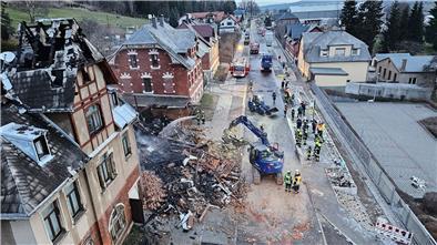 Die Ursache für den Brand ist bisher unklar, nach Polizeiangaben nahmen Anwohner „zunächst eine laute Explosion wahr“.