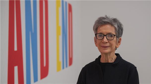 Erste eigene Ausstellung von Kay Rosen in Europa Die US-amerikanische Künstlerin Kay Rosen steht in ihrer Ausstellung „Now and Then“.