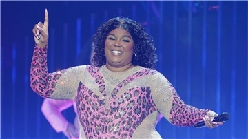 Die US-amerikanische Sängerin Lizzo auf der Bühne der Barclays Arena in Hamburg.