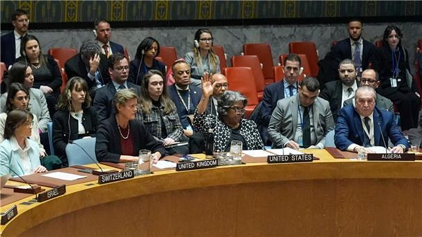 USA legen Veto gegen UN-Resolution zu Gaza-Waffenruhe ein Die us-amerikanische UN-Botschafterin Linda Thomas-Greenfield (M) stimmt im Weltsicherheitsrat gegen einen Resolutionsentwurf für einen Waffenstillstand im Gazastreifen.