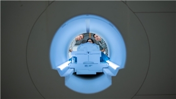 Die US-Forscher Alex Huth (l-r), Shailee Jain und Jerry Tang sammeln Daten zur Gehirnaktivität im Biomedical Imaging Center der University of Texas in Austin.