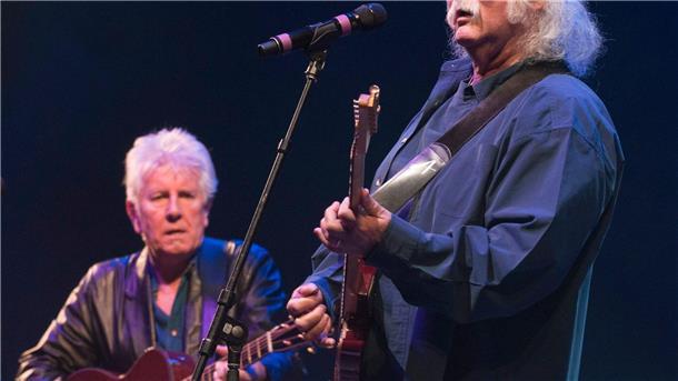 Graham Nash: David Crosby wollte sich entschuldigen Die US-Musiker David Crosby (r) und Graham Nash teilen sich die Bühne.