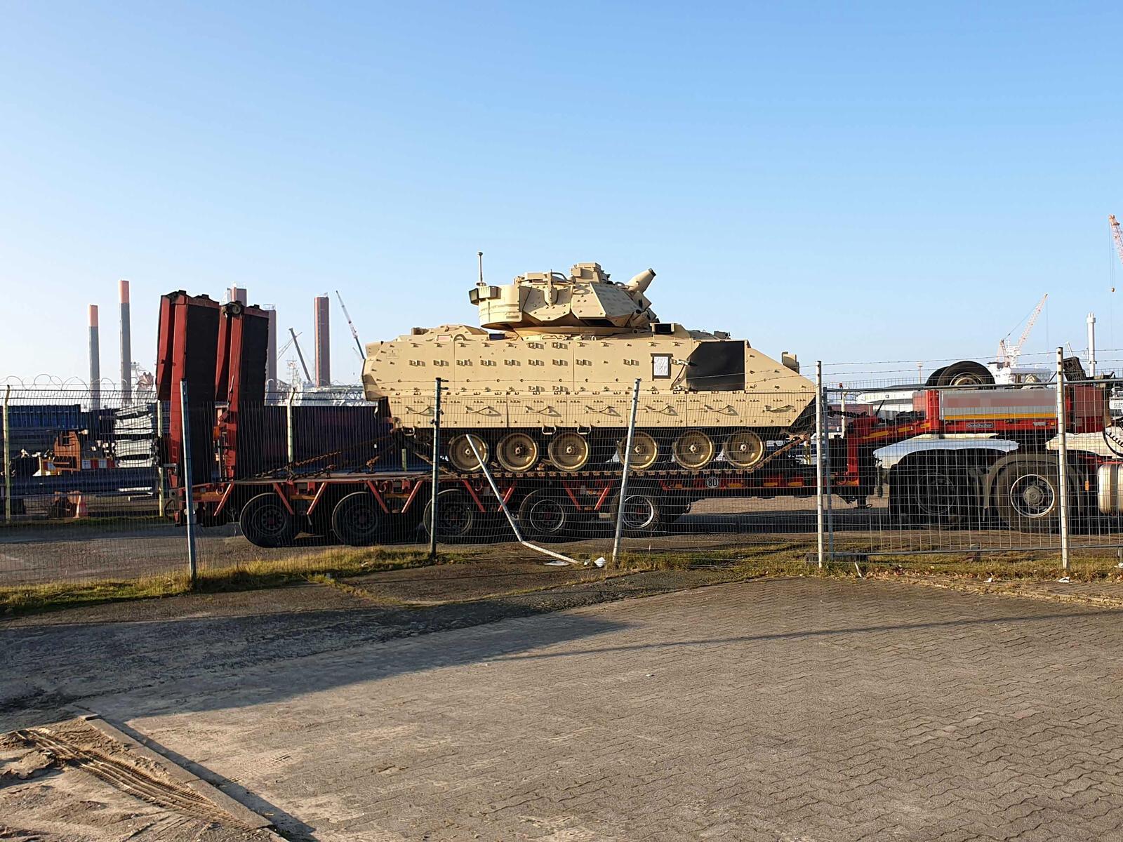 Die US-Panzer wirken mächtig auf den Trailern.