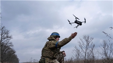 Die US-Regierung stellt der Ukraine zur Abwehr des russischen Angriffskriegs weitere milliardenschwere Militärhilfen zur Verfügung - unter anderem Drohnen.