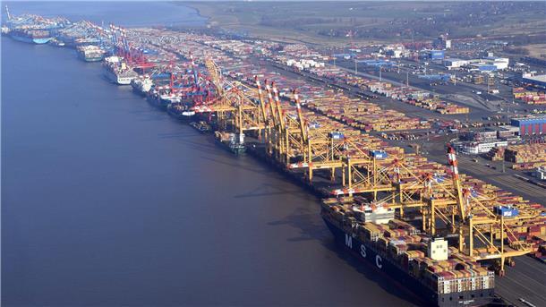 Der Containerterminal an der Stromkaje in Bremerhaven aus der Luft fotografiert.