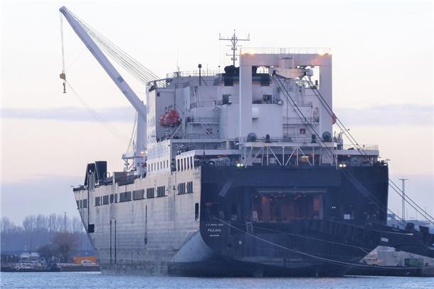 Die „USNS Pililaau“ hat zum Jahresbeginn militärische Fracht nach Bremerhaven gebracht.