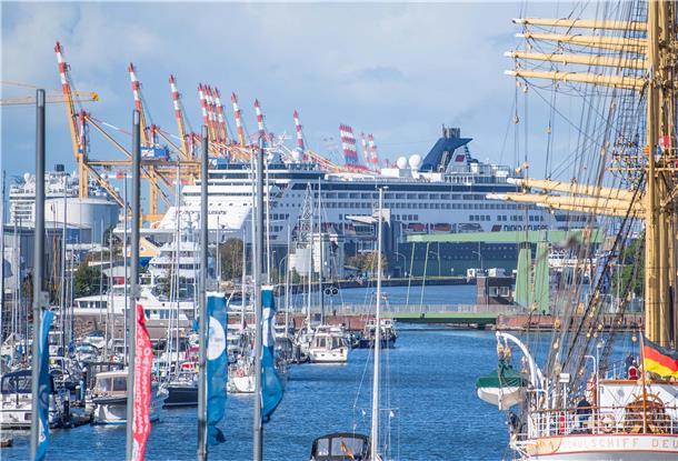 Die „Vasco da Gama“ liegt in der Kaiserschleuse und wartet auf die Ausfahrt in die Weser. Das Schiff verholt ans Kreuzfahrtterminal.