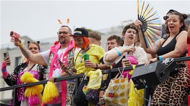 Die Veranstalter des CSD in Berlin appellieren an die Politik, den Schutz queerer Menschen ins Grundgesetz aufzunehmen. 