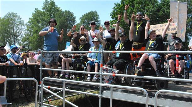 Die Veranstalter des Scheeßeler Hurricane-Festivals bemühen sich um Barrierefreiheit. So sind Rollstuhlfahrer-Plattformen in Bühnennähe aufgebaut.