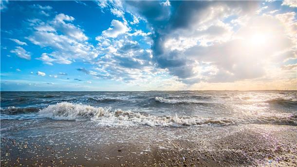 Das Bild zeigt Himmel, Wolken und Meer.