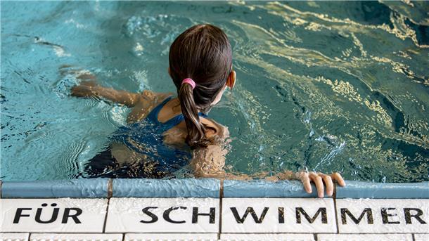 Mädchen am Schwimmbeckenrand