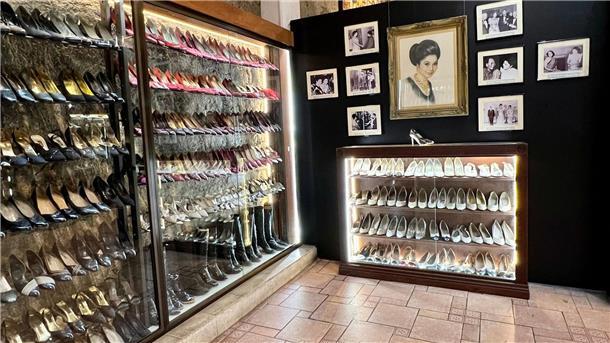Pumps und Peeptoes: Museum zeigt Schuhe von Imelda Marcos Die verbleibenden 381 Paar Schuhe sind in luftdichten Vitrinen zu sehen.