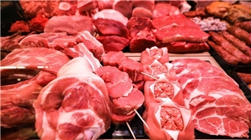 Die Verbraucher konsummieren zunehmend weniger Fleisch.