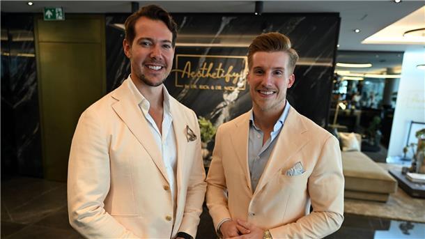 Mit Vorher-Nachher-Fotos für Schönheitseingriffe werben? Die Verbraucherzentrale klagt gegen das Unternehmen Aesthetify von „Dr. Rick und Dr. Nick“.