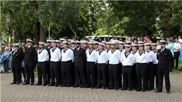 Vereidigung und feierliches Gelöbnis der Marineoperationsschule vor der Burg Bederkesa