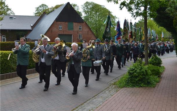 Die Vereine (im Bild der Umzug beim Brameler Schützenfest) sind prägend für das Dorfleben. Doch die Vereine haben zunehmend Probleme, Leute für die ehrenamtliche Mitarbeit zu gewinnen.