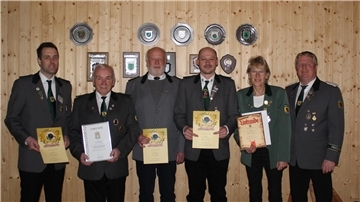 Die Vereinsmitglieder Moritz Brünjes (von links) Kurt Wrieden, Rainer Müller, Markus Wöhltjen und Martina Timm wurden von Präsident Bernd Ruröde unter anderem mit Urkunden geehrt.