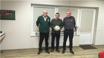 Die Vereinsvorstände (von links) Josef Fischer (TSV Sellstedt), Thomas Jahn (1. FC Schiffdorf) und Rolf Zeichner (TSV Wehdel) besiegeln die neue Fußball-Jugendspielgemeinschaft JSG SSW (Schiffdorf-Sellstedt-Wehdel).
