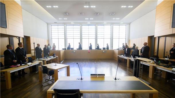 Emotionale Schlussworte im Betrugsprozess zur Dieselaffäre Die Verfahrensbeteiligten im Prozess um den VW-Abgasskandal - bis auf die vier Angeklagten - stehen zu Prozessbeginn im Gerichtssaal im Landgericht Braunschweig.
