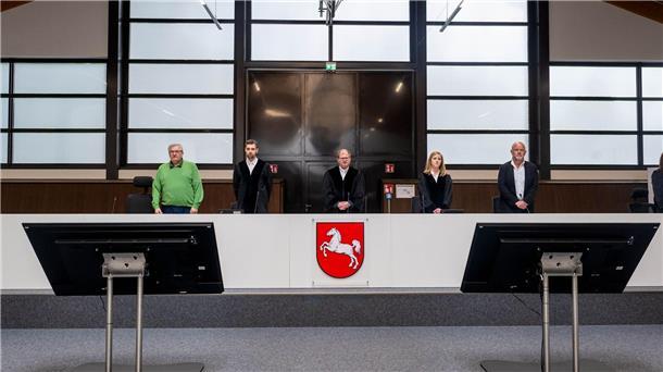 Klette-Prozess in Reithalle – „Komplett überdimensioniert“ Die Verhandlung gegen die ehemalige RAF-Terroristin Daniela Klette ist im neuen Sitzungssaal in einer umgebauten Reithalle fortgesetzt worden.