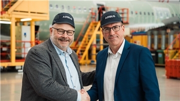 Die Verhandlungsführer nach dem Abschluss: Daniel Friedrich (links), Bezirksleiter IG Metall Küste und Airbus-Verhandlungsführer Marco Wagner.