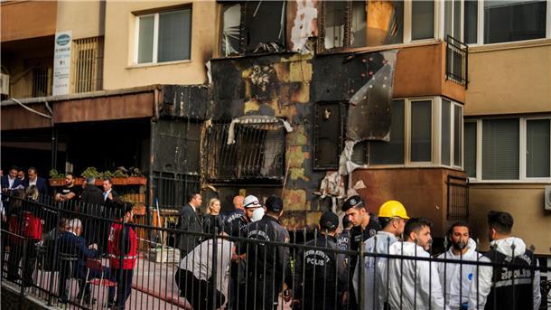 Die verkohlte Hauswand des Nachtclubs in Istanbul.