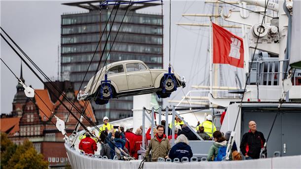 Schwebender VW Käfer - mit Lastkran auf die „Cap San Diego“ Die Verladung bildet den Auftakt zur neuen Cap San Diego Ausstellung, die auf rund 600 Quadratmetern Technik, Geschichte, Menschen und Ladung in den Fokus rücken wird.