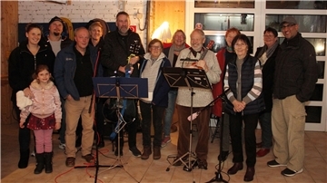 Die Vernissage am Sonntag fand im gemütlichen Rahmen und bei Kerzenlicht in den Räumlichkeiten des ehemaligen Biergartens statt.