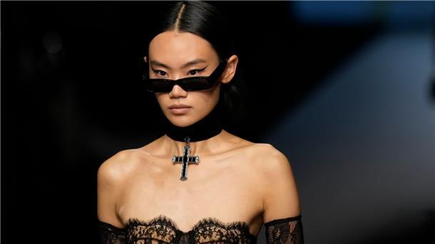 Fashion Week: Dolce & Gabbana huldigen Kim Kardashian Die verruchte Kreation des Designer-Duos erinnert an bekannte Looks der 41-Jährigen Kim Kardashian.
